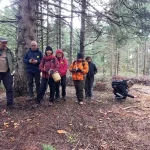 Λίγο πριν αρχίσει το… κυνήγι, η ομάδα απολαμβάνει την ηρεμία του δάσους. Πεζοπόροι με καλαθάκια εξερευνούν το καταπράσινο δάσος του Μαινάλου