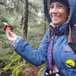 Μοιραζόμαστε κάθε εύρημα σαν μια μικρή νίκη μέσα στη φύση. Μέλη της ομάδας παρουσιάζουν τα μανιταρο-ευρήματά τους μέσα στο δάσος