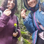 Κάθε εύρημα και μια νέα ιστορία από το δάσος του Μαινάλου. Συλλέκτες μανιταριών επιδεικνύουν προσεκτικά τα ευρήματά τους μέσα στο δάσος