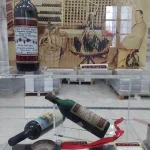Συλλεκτικές φιάλες και εκθέματα που αφηγούνται την ιστορία του κρασιού. Παλαιωμένες φιάλες και εκθέματα κρασιού στο οινοποιείο Αβέρωφ