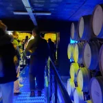 Χαλαρές στιγμές μέσα στα ιστορικά κελάρια. Η ομάδα του BackpackOnGreece στο κελάρι του Αβέρωφ