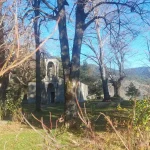 Ήσυχες γωνιές λίγο έξω από το χωριό. Μικρό εκκλησάκι λίγο έξω από το Μέτσοβο