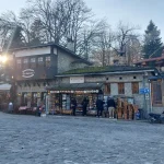 Βόλτα στα σοκάκια με τα τοπικά προϊόντα. Παραδοσιακά μαγαζιά στο κέντρο του Μετσόβου