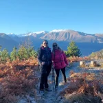 Χαμόγελα και χειμωνιάτικο φως. Χαμόγελα της ομάδας με φόντο τα χιονισμένα βουνά της Πίνδου