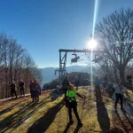 Μικρή ανάσα πριν τη συνέχεια. Στάση της ομάδας για regroup στο παλιό λιφτ πάνω από το Μέτσοβο