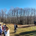 Regroup σε σημείο με θέα. Η ομάδα συγκεντρώνεται στο παλιό λιφτ πάνω από το Μέτσοβο