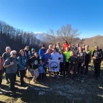 Η καθιερωμένη ομαδική φωτογραφία με φόντο τα χιονισμένα βουνά. Μέτσοβο στα χνάρια της αρκούδας