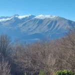 Η θέα προς τα χιονισμένα Τζουμέρκα. Χιονισμένα βουνά στα Τζουμέρκα όπως φαίνονται από το μονοπάτι