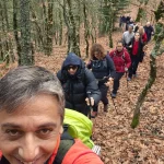 Χαμόγελα στη διαδρομή, με τον αρχηγό μπροστά και την ομάδα να ακολουθεί στο μονοπάτι. Σέλφι του αρχηγού της ομάδας με χαμογελαστά μέλη να ακολουθούν στο μονοπάτι του Δρυοδάσους Ρουπάκι