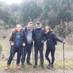 Στάση για φωτογραφία, με το δάσος να γεμίζει το κάδρο πίσω μας. Φίλοι και μέλη του BackpackOnGreece ποζάρουν με φόντο το Δρυοδάσος Ρουπάκι