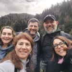 Μια γρήγορη σέλφι στη διαδρομή, με χαμόγελα και καλή διάθεση. Σέλφι της αρχηγού με φίλους και μέλη του BackpackOnGreece στο Δρυοδάσος Ρουπάκι