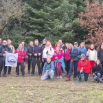 Όλη η ομάδα μαζί, με το δάσος να γεμίζει το φόντο. Ομαδική φωτογραφία της ομάδας με φόντο το Δρυοδάσος Ρουπάκι