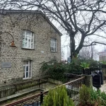 Η Ρεντίνα μάς υποδέχτηκε ήσυχα, πριν ξεκινήσει η χειμωνιάτικη περιπέτεια. Πέτρινο παραδοσιακό σπίτι στη Ρεντίνα, σε ήσυχο χειμωνιάτικο σκηνικό στα Θεσσαλικά Άγραφα