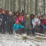 Όταν το κρύο ενώνει την παρέα. Ομαδική φωτογραφία της ομάδας μέσα στο χιονισμένο δάσος κατά τη χειμερινή πεζοπορία