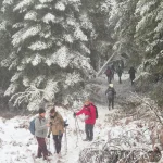 Βήμα-βήμα, μέσα στο λευκό. Η ομάδα περπατά μέσα στο χιονισμένο δάσος ακολουθώντας το χειμερινό μονοπάτι