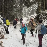 Χιονοπόλεμος mode ON ❄️ Χιονόμπαλα εκτοξεύεται προς τον φωτογράφο καθώς η ομάδα παίζει χιονοπόλεμο στο δάσος