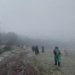 Όταν η ομίχλη κρύβει το τοπίο, αλλά δυναμώνει την εμπειρία. Η ομάδα περπατά μέσα στην πυκνή ομίχλη σε χειμερινό ορεινό τοπίο