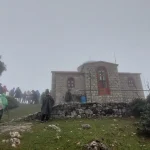 Ο Προφήτης Ηλίας μας περίμενε… αλλιώς. Η ομάδα φτάνει στον Προφήτη Ηλία τυλιγμένο στην ομίχλη
