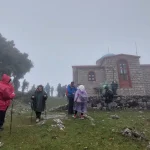 Μια εικόνα βγαλμένη από όνειρο. Το εκκλησάκι του Προφήτη Ηλία χαμένο μέσα στην πυκνή χειμωνιάτικη ομίχλη