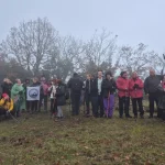 Μια στάση, μια ανάμνηση. Ομαδική φωτογραφία σε ανοιχτό πεδίο με ομίχλη και χειμερινό ορεινό σκηνικό