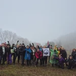 Όλο και περισσότερα χαμόγελα όσο προχωράμε. Η ομάδα ποζάρει χαμογελαστή μέσα στην ομίχλη