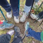 Αν δεν λερωθείς, δεν περπάτησες αρκετά. Λασπωμένα παπούτσια και μπατόν πεζοπορίας πάνω στο χειμερινό έδαφος, γεμάτα ίχνη διαδρομής