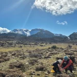 Μια μικρή στάση για να δέσουν τα κορδόνια – έτσι ξεκινούν οι πιο όμορφες αναμνήσεις στο βουνό. Πατέρας δένει τα κορδόνια του γιου του στο οροπέδιο της Ζήρειας πριν την πεζοπορία