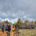 Η παρέα απλώνεται στο μονοπάτι, μέσα στη γαλήνη του βουνού. Ομαδική πορεία στο οροπέδιο της Ζήρειας μέσα σε αλπικό τοπίο