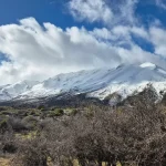 Χιονισμένες πλαγιές της Ζήρειας κάτω από καθαρό χειμωνιάτικο ουρανό