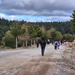 Στον δασικό δρόμο που οδηγεί στον προορισμό μας. Η ομάδα στον φαρδύ δασικό δρόμο προς τη Λίμνη Δασίου