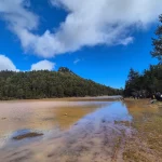 Η ήρεμη επιφάνεια της λίμνης μέσα στο ορεινό τοπίο. Λίμνη Δασίου