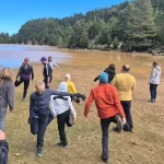 Λίγα λεπτά για αναπνοή και χαλάρωση δίπλα στο νερό. Η Λένα καθοδηγεί διατάσεις δίπλα στη Λίμνη Δασίου μετά την πεζοπορία