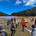 Στιγμή χαλάρωσης της ομάδας δίπλα στη λίμνη στη Ζήρεια