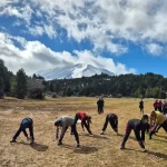 Stretching με θέα τις λευκές κορυφές. Διατάσεις στη Λίμνη Δασίου με φόντο τις χιονισμένες πλαγιές της Ζήρειας