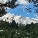 Η Ζήρεια ντυμένη στα λευκά, σε μια από τις πιο ήρεμες στιγμές της ημέρας. Η χιονισμένη Ζήρεια κάτω από καθαρό χειμωνιάτικο ουρανό