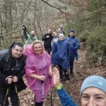 Η Λένα απαθανατίζει τη στιγμή με χαμόγελα και θετική ενέργεια. Selfie της ομάδας BackpackOnGreece στο μονοπάτι στις Καρυές Λακωνίας