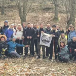 Η καθιερωμένη ομαδική φωτογραφία κλείνει ιδανικά τη μέρα. Ομαδική φωτογραφία στο τέλος της πεζοπορίας στις Καρυές Λακωνίας