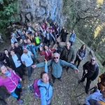 Η ομάδα στο Ασκηταριό της Σφυρίδας, σε μία από τις πιο ζωντανές στιγμές της διαδρομής. πεζοπορία Μαγούλιανα Νυμφασία