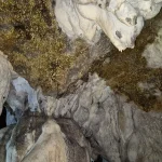 Χρυσαφένιες αποχρώσεις και σμιλεμένοι βράχοι δημιουργούν ένα από τα πιο ιδιαίτερα σημεία της διαδρομής. Εσωτερικό της Δρακοτρυπιάς με εντυπωσιακούς σταλακτίτες και φυσικούς σχηματισμούς