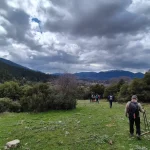 Καθώς κατηφορίζουμε, το τοπίο ανοίγει και το Μαίναλο ξεδιπλώνεται μπροστά μας. Πεζοπορία στη Δρακοτρυπιά μέσα σε καταπράσινο τοπίο με θέα το Μαίναλο