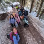 Χαμόγελα, καλή παρέα και κάθε βήμα γίνεται πιο όμορφο. Ομάδα πεζοπόρων σε δασικό μονοπάτι με χιόνι στο Μαίναλο σε στιγμιότυπο selfie