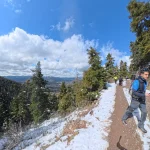 Η θέα ανοίγει και το τοπίο σε ανταμείβει σε κάθε βήμα. Ορεινό μονοπάτι στο Μαίναλο με θέα στην κοιλάδα και πεζοπόρους σε πορεία