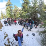 Μια μέρα στο βουνό που έγινε ανάμνηση για όλους. Ομάδα πεζοπόρων σε χιονισμένο τοπίο στο Μαίναλο σε ομαδική selfie