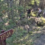Η σήμανση δείχνει τον δρόμο, μέσα σε ένα από τα πιο όμορφα κομμάτια της διαδρομής. σήμανση μονοπατιού προς Σφυρίδα στη διαδρομή Μαγούλιανα Νυμφασία στο Μαίναλο