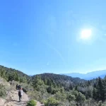 Η θέα ανοίγει και το Μαίναλο απλώνεται μπροστά μας. ορεινό μονοπάτι με θέα σε ελατοδάση και βουνά στο Μαίναλο