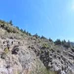 Στενό πέρασμα, αλλά η θέα αποζημιώνει. πεζοπόροι σε στενό ορεινό μονοπάτι πάνω από γκρεμό στο Μαίναλο