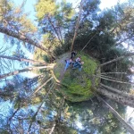 Μικρός πλανήτης, μεγάλη παρέα. ομάδα πεζοπόρων σε 360 μοιρών φωτογραφία μέσα σε δάσος