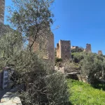 Ανάμεσα στους πέτρινους πύργους της Βάθειας, εκεί που η ιστορία της Μάνης ζωντανεύει σε κάθε γωνιά. Πέτρινοι πύργοι και παραδοσιακά σπίτια στη Βάθεια στη Μέσα Μάνη κάτω από καθαρό ουρανό