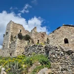 Η αυθεντική αρχιτεκτονική της Μάνης αποτυπωμένη στους επιβλητικούς πύργους της Βάθειας. Παραδοσιακοί πέτρινοι πύργοι στη Βάθεια της Μάνης με αγριολούλουδα στο προσκήνιο