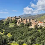 Η Βάθεια απλώνεται αγέρωχη πάνω από τη θάλασσα, ένα από τα πιο εμβληματικά τοπία της Μάνης. Μάνη Ταίναρο Βάθεια Αρεόπολη